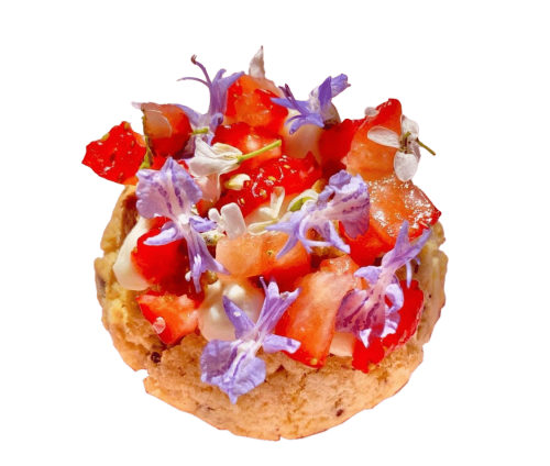 A vegan tartlet with flowers.